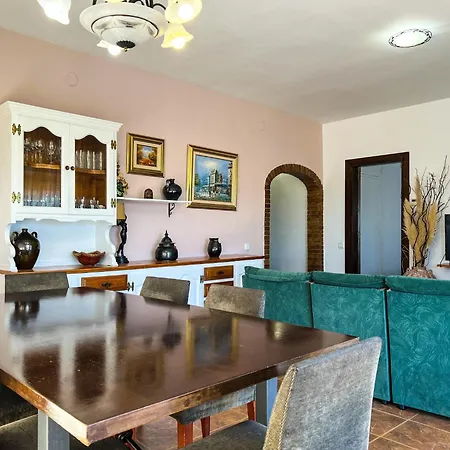 Chalet Tranquil With Private Pool & Views
